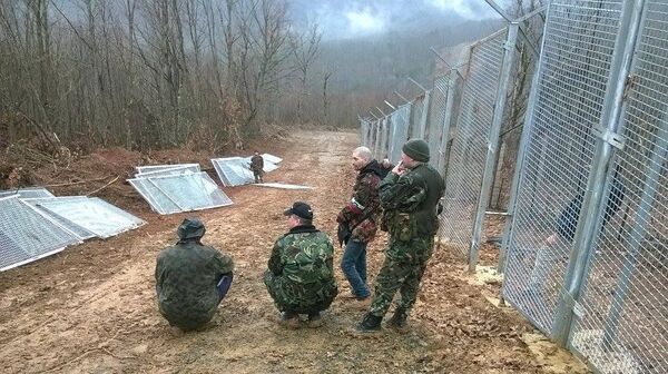 Болгарские волонтеры строят забор на границе с Турцией для защиты выборов Болгарские волонтеры строят забор на границе с Турцией для защиты выборов