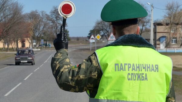 Сотрудник Мозырского пограничного отряда во время проверки транспорта на въезде в пограничную зону вдоль белорусско-украинской границы Сотрудник Мозырского пограничного отряда во время проверки транспорта на въезде в пограничную зону вдоль белорусско-украинской границы