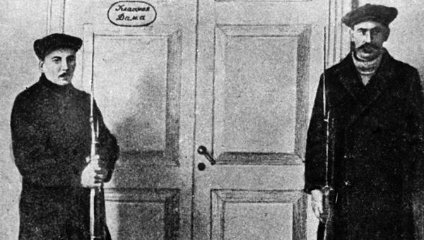 Красногвардейцы охраняют кабинет В. И. Ленина в Смольном Красногвардейцы охраняют кабинет В. И. Ленина в Смольном