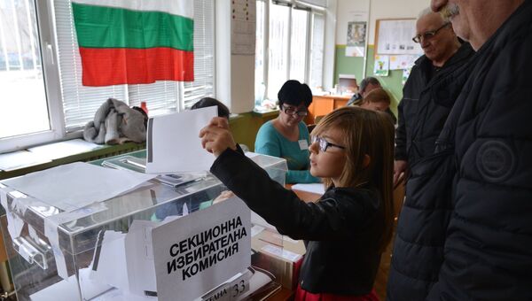 Избиратели голосуют на избирательном участке в Софии во время парламентских выборов в Болгарии Избиратели голосуют на избирательном участке в Софии во время парламентских выборов в Болгарии