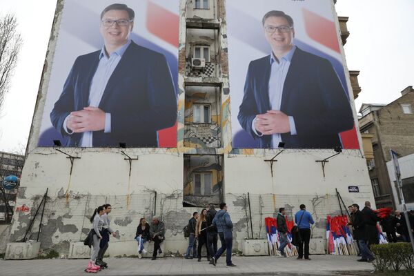 Плакаты с изображением одного из кандидатов в президенты Сербии - председателя правительства Александра Вучича. Нови-Сад, 18 марта 2017 года Плакаты с изображением одного из кандидатов в президенты Сербии - председателя правительства Александра Вучича. Нови-Сад, 18 марта 2017 года