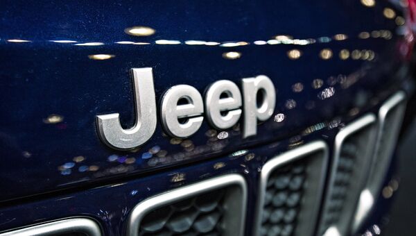 Эмблема Jeep. Архивное фото Эмблема Jeep. Архивное фото