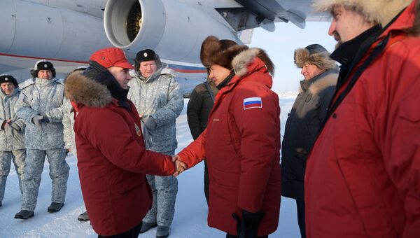 Президент РФ Владимир Путин во время посещения острова Земля Александры архипелага Земля Франца-Иосифа. 29 марта 2017 Президент РФ Владимир Путин во время посещения острова Земля Александры архипелага Земля Франца-Иосифа. 29 марта 2017