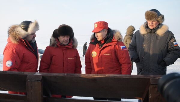 Президент РФ Владимир Путин во время посещения острова Земля Александры архипелага Земля Франца-Иосифа. 29 марта 2017 Президент РФ Владимир Путин во время посещения острова Земля Александры архипелага Земля Франца-Иосифа. 29 марта 2017