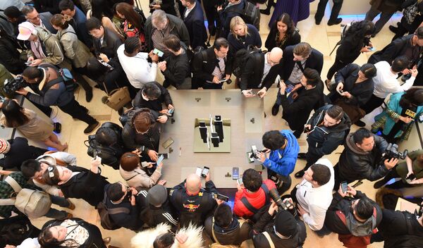 Пресса собралась вокруг столов с новыми Samsung S8 и S8+ на презентации в Нью-Йорке Пресса собралась вокруг столов с новыми Samsung S8 и S8+ на презентации в Нью-Йорке