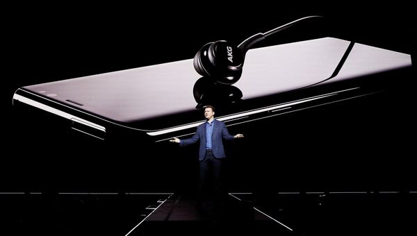 Старший вице-президент Samsung по продуктовой стратегии Джастин Денисон представляет смартфоны Galaxy S8 и S8 + в Нью-Йорке Старший вице-президент Samsung по продуктовой стратегии Джастин Денисон представляет смартфоны Galaxy S8 и S8 + в Нью-Йорке