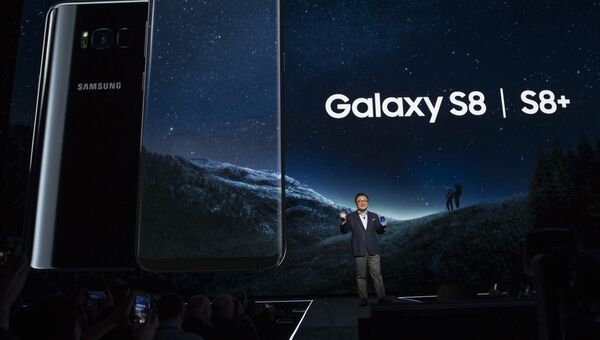 Президент подразделения мобильных коммуникаций Samsung Кох Донг Джин представляет смартфоны Galaxy S8 и S8 + в Нью-Йорке Президент подразделения мобильных коммуникаций Samsung Кох Донг Джин представляет смартфоны Galaxy S8 и S8 + в Нью-Йорке