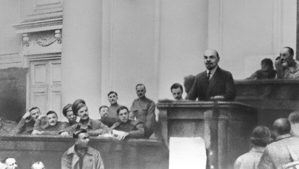 Владимир Ленин выступает в зале заседаний Таврического дворца с Апрельскими тезисами. Апрель 1917 года Владимир Ленин выступает в зале заседаний Таврического дворца с Апрельскими тезисами. Апрель 1917 года