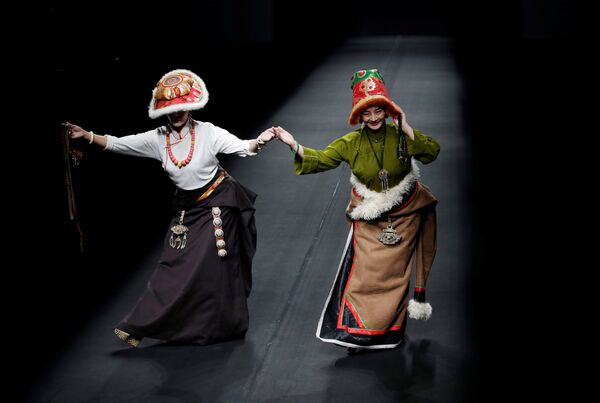 Показ тибетского дизайнера AJ Namo в рамках China Fashion Week Показ тибетского дизайнера AJ Namo в рамках China Fashion Week