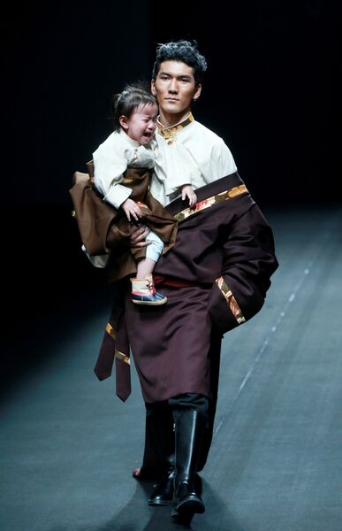 Показ тибетского дизайнера AJ Namo в рамках China Fashion Week Показ тибетского дизайнера AJ Namo в рамках China Fashion Week