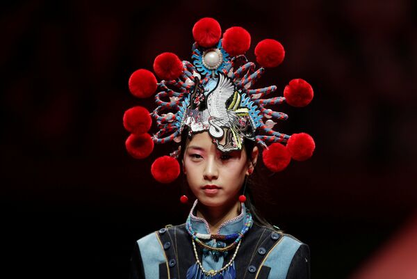 Показ дизайнера Chen Wen в рамках China Fashion Week Показ дизайнера Chen Wen в рамках China Fashion Week