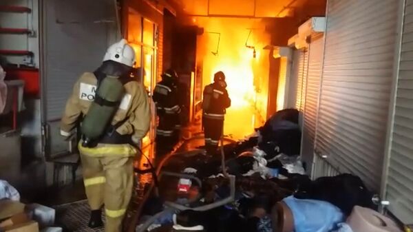 Пожар на рынке в Махачкале: работа спасателей на земле и с воздуха Пожар на рынке в Махачкале: работа спасателей на земле и с воздуха