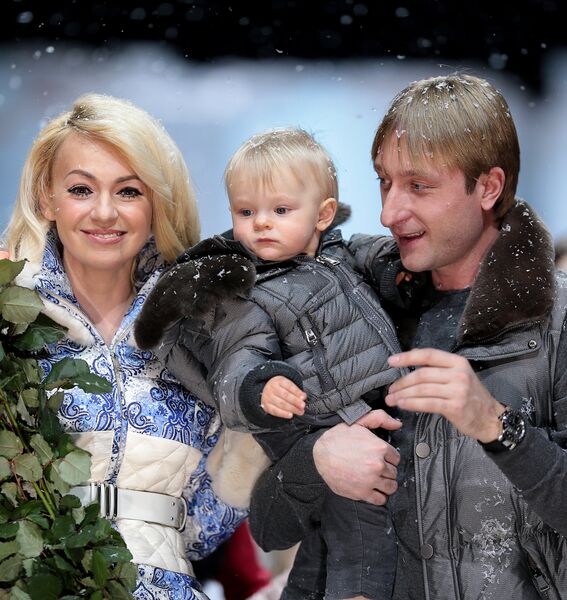 Продюсер Яна Рудковская и фигурист Евгений Плющенко с сыном Сашей во время показа своей новой коллекции бренда ODRI в рамках недели моды в Гостином дворе в Москве Продюсер Яна Рудковская и фигурист Евгений Плющенко с сыном Сашей во время показа своей новой коллекции бренда ODRI в рамках недели моды в Гостином дворе в Москве