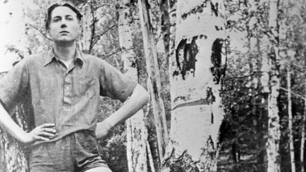 Евгений Евтушенко (на заднем плане) с товарищами по студенческой баскетбольной команде. 1948 год Евгений Евтушенко (на заднем плане) с товарищами по студенческой баскетбольной команде. 1948 год
