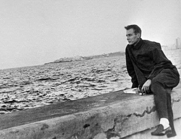 Поэт Евгений Евтушенко на набережной в Гаване. 1960 год Поэт Евгений Евтушенко на набережной в Гаване. 1960 год
