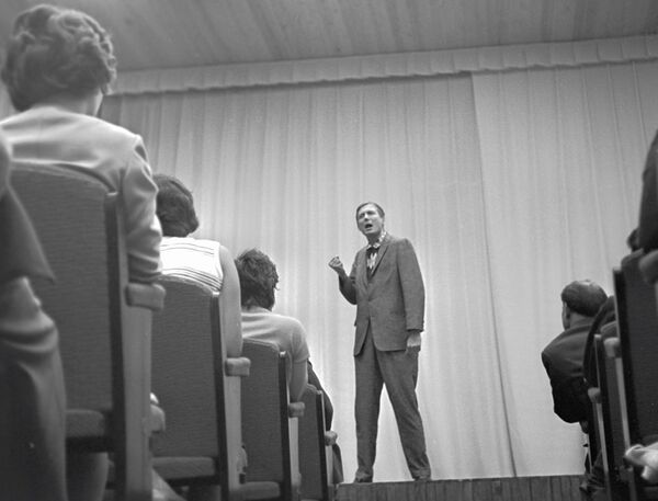 Поэт Евгений Евтушенко (на сцене) читает свои стихи. 1962 год Поэт Евгений Евтушенко (на сцене) читает свои стихи. 1962 год