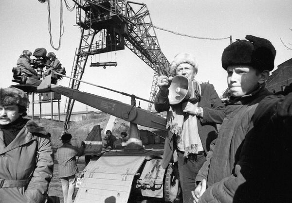 Евгений Евтушенко на съемочной площадке. 1983 год Евгений Евтушенко на съемочной площадке. 1983 год