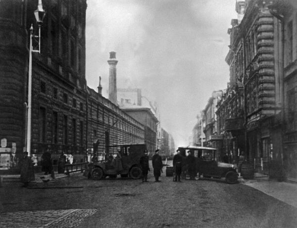 Петроград. Октябрь 1917 года. Баррикады на улицах города Петроград. Октябрь 1917 года. Баррикады на улицах города