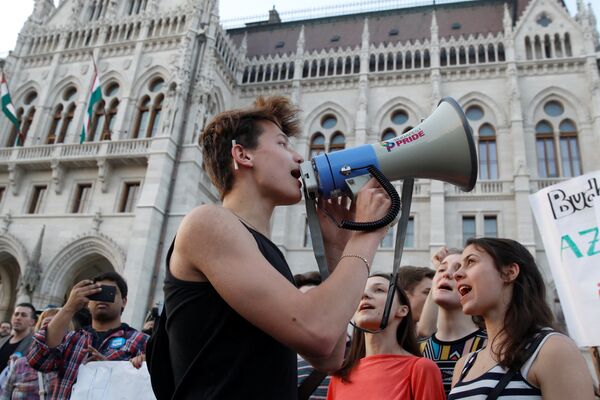 Протесты на улицах Будапешта в поддержку Центрально-Европейского университета, принадлежащего фонду Джорджа Сороса, в Будапеште. Март 2017 года Протесты на улицах Будапешта в поддержку Центрально-Европейского университета, принадлежащего фонду Джорджа Сороса, в Будапеште. Март 2017 года
