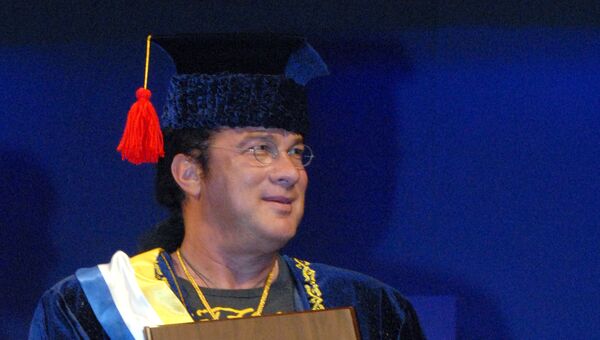 Знаменитый актер Стивен Сигал во время визита в Элисту Знаменитый актер Стивен Сигал во время визита в Элисту