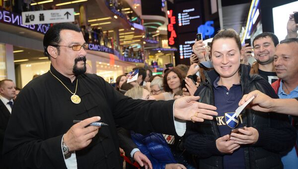 Американский актер Стивен Сигал на московской Аллее Славы Американский актер Стивен Сигал на московской Аллее Славы