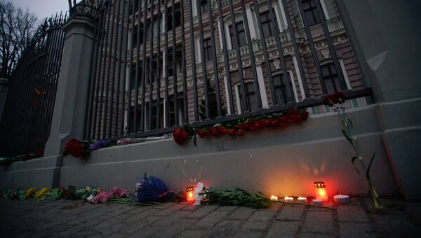 Цветы и свечи у посольства РФ в Риге в память о погибших в результате взрыва в метро Санкт-Петербурга Цветы и свечи у посольства РФ в Риге в память о погибших в результате взрыва в метро Санкт-Петербурга