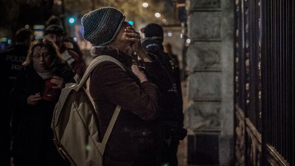 Женщина пришла к посольству РФ в Берлине почтить память о погибших в результате взрыва в метро Санкт-Петербурга Женщина пришла к посольству РФ в Берлине почтить память о погибших в результате взрыва в метро Санкт-Петербурга