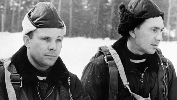Летчики Юрий Гагарин и Павел Беляев, члены первого отряда космонавтов, на парашютной подготовке Летчики Юрий Гагарин и Павел Беляев, члены первого отряда космонавтов, на парашютной подготовке