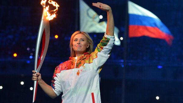 Теннисистка Мария Шарапова участвует в финальном этапе эстафеты Олимпийского Огня на церемонии Олимпийского огня XXII зимних Олимпийских игр Теннисистка Мария Шарапова участвует в финальном этапе эстафеты Олимпийского Огня на церемонии Олимпийского огня XXII зимних Олимпийских игр