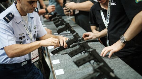 Полуавтоматические пистолеты на выставке LAAD 2017 Defense and Security в Рио-де-Жанейро, Бразилия, 4 апреля 2017 Полуавтоматические пистолеты на выставке LAAD 2017 Defense and Security в Рио-де-Жанейро, Бразилия, 4 апреля 2017