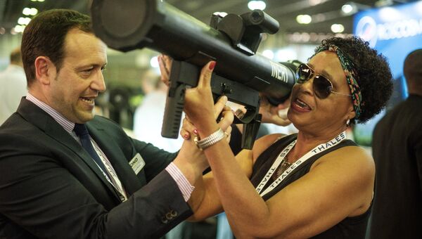 Посетитель держит пусковую установку SAM на выставке LAAD 2017 Defense and Security в Рио-де-Жанейро, Бразилия, 4 апреля 2017 Посетитель держит пусковую установку SAM на выставке LAAD 2017 Defense and Security в Рио-де-Жанейро, Бразилия, 4 апреля 2017