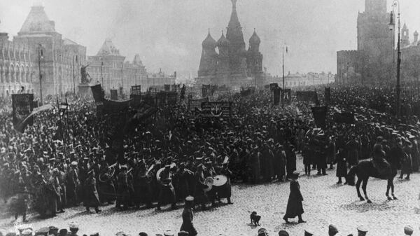 Церемониальный марш-парад солдатских и рабочих организаций на Красной площади в Москве. 1 мая. 1917 год Церемониальный марш-парад солдатских и рабочих организаций на Красной площади в Москве. 1 мая. 1917 год