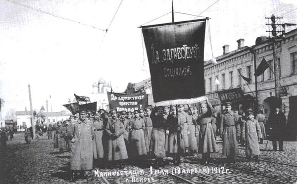 Первомайская демонстрация в Пскове. 1917 год Первомайская демонстрация в Пскове. 1917 год