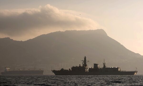 Фрегат британских королевских ВМС HMS Westminste в водах Гибралтара Фрегат британских королевских ВМС HMS Westminste в водах Гибралтара
