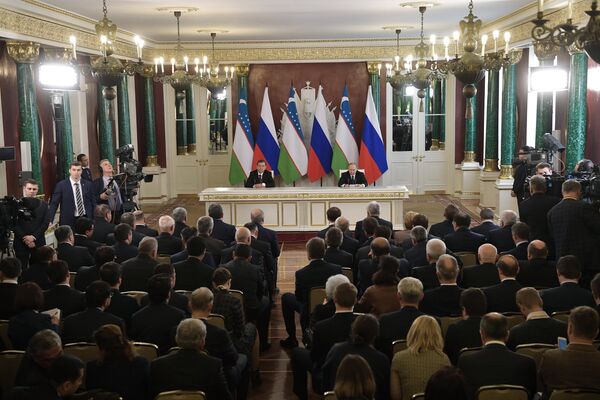 Президент РФ Владимир Путин и президент Узбекистана Шавкат Мирзиеев на пресс-конференции по итогам переговоров. 5 апреля 2017 года Президент РФ Владимир Путин и президент Узбекистана Шавкат Мирзиеев на пресс-конференции по итогам переговоров. 5 апреля 2017 года