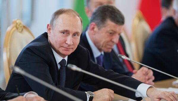 Владимир Путин во время переговоров с Шавкатом Мирзиеевым. Архивное фото Владимир Путин во время переговоров с Шавкатом Мирзиеевым. Архивное фото