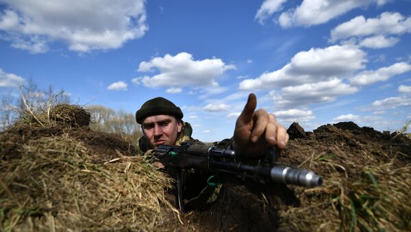 Военнослужащий во время совместных тактических учений подразделений ВДВ РФ и ССО ВС РБ. Архивное фото Военнослужащий во время совместных тактических учений подразделений ВДВ РФ и ССО ВС РБ. Архивное фото