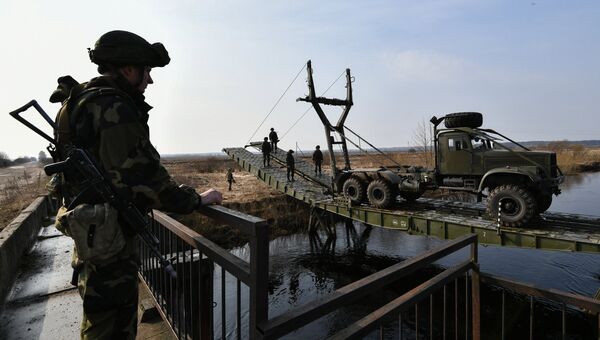 Военнослужащие Республики Беларусь сооружают переправу через реку во время совместных российско-белорусских учений тактических групп ВДВ в Витебской области Военнослужащие Республики Беларусь сооружают переправу через реку во время совместных российско-белорусских учений тактических групп ВДВ в Витебской области