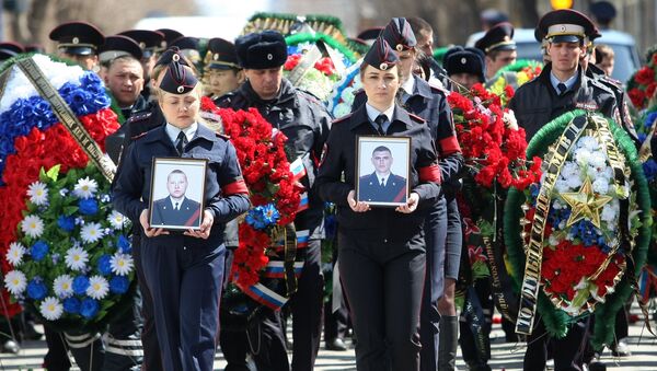 На церемонии прощания со старшим лейтенантом полиции Владимиром Дьяконовым и лейтенантом полиции Дмитрием Школьниковым в Астрахани На церемонии прощания со старшим лейтенантом полиции Владимиром Дьяконовым и лейтенантом полиции Дмитрием Школьниковым в Астрахани