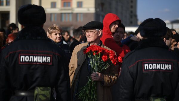 Сотрудники полиции и участники акции памяти и солидарности Питер - Мы с тобой! в Москве Сотрудники полиции и участники акции памяти и солидарности Питер - Мы с тобой! в Москве