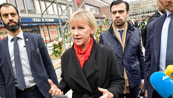 Глава МИД Швеции Маргот Валльстрём посетила место теракта в Стокгольме Глава МИД Швеции Маргот Валльстрём посетила место теракта в Стокгольме