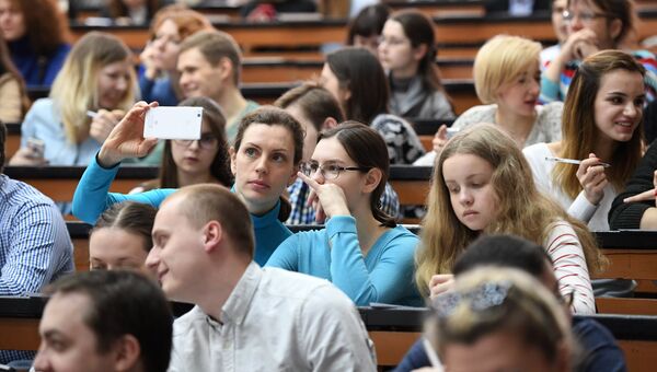 Участники во время ежегодной акции по проверке грамотности Тотальный диктант — 2017 в аудитории Московского педагогического университета Участники во время ежегодной акции по проверке грамотности Тотальный диктант — 2017 в аудитории Московского педагогического университета