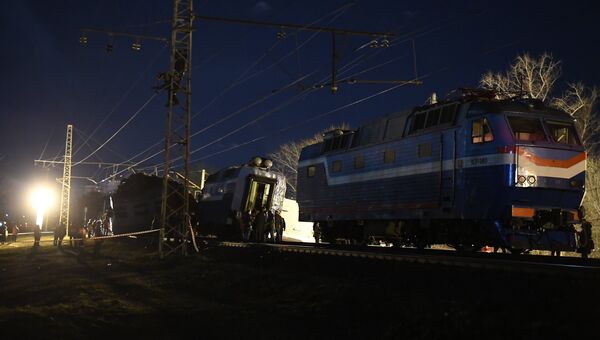 На месте столкновения пассажирского поезда и электрички в районе улицы Герасима Курина в Москве На месте столкновения пассажирского поезда и электрички в районе улицы Герасима Курина в Москве