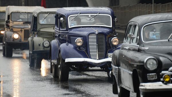 Автомобили во время автопробега 108 минут в Москве, приуроченного к 56-й годовщине полета человека в космос Автомобили во время автопробега 108 минут в Москве, приуроченного к 56-й годовщине полета человека в космос