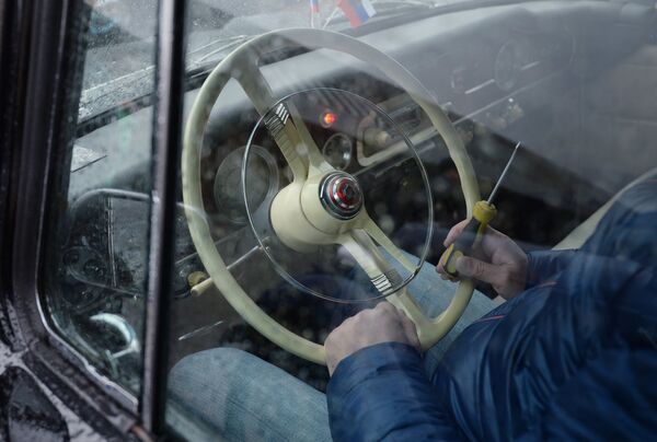 Мужчина в салоне автомобиля ГАЗ 13 Чайка перед стартом автопробега 108 минут в Москве, приуроченного к 56-й годовщине полета человека в космос Мужчина в салоне автомобиля ГАЗ 13 Чайка перед стартом автопробега 108 минут в Москве, приуроченного к 56-й годовщине полета человека в космос