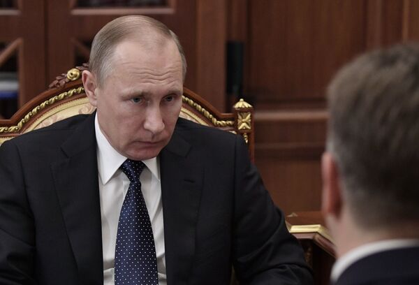 Президент РФ Владимир Путин во время встречи с министром транспорта РФ Максимом Соколовым. 10 апреля 2017 Президент РФ Владимир Путин во время встречи с министром транспорта РФ Максимом Соколовым. 10 апреля 2017