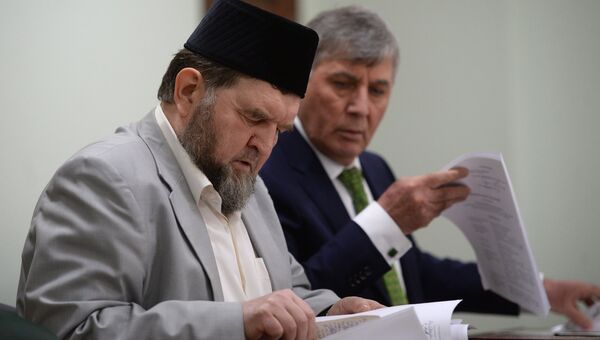 Настоятель московской мечети Ярдям шейх Махмуд Велитов на заседании Московского окружного военного суда. 11 апреля 2017 Настоятель московской мечети Ярдям шейх Махмуд Велитов на заседании Московского окружного военного суда. 11 апреля 2017