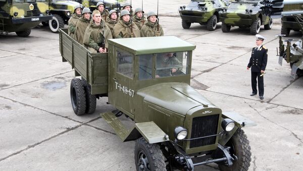 Военнослужащие в исторической форме времен Великой Отечественной войны 1941-45 годов в кузове грузовика ЗИС-5 Военнослужащие в исторической форме времен Великой Отечественной войны 1941-45 годов в кузове грузовика ЗИС-5