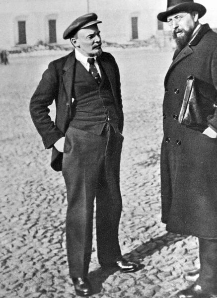 Владимир Ильич Ленин и Владимир Дмитриевич Бонч-Бруевич на прогулке во дворе Кремля. 16 октября 1918 года Владимир Ильич Ленин и Владимир Дмитриевич Бонч-Бруевич на прогулке во дворе Кремля. 16 октября 1918 года
