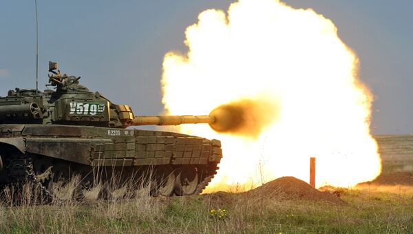 Танк Т-72 Б1 150-й мотострелковой дивизии во время учебных стрельб на полигоне Кадамовский в Ростовской области Танк Т-72 Б1 150-й мотострелковой дивизии во время учебных стрельб на полигоне Кадамовский в Ростовской области